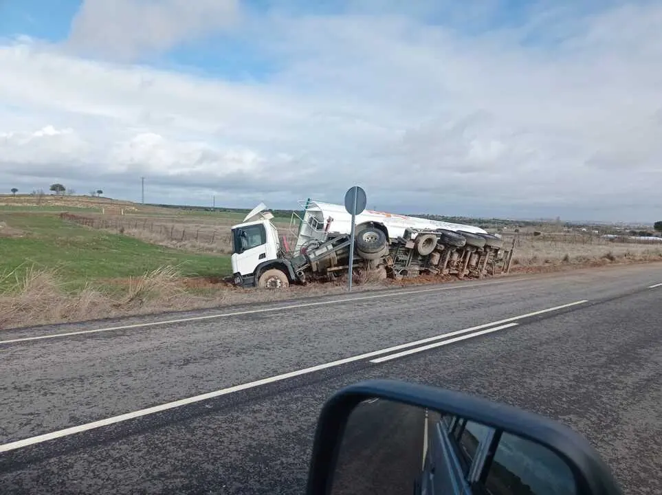Cami&oacute;n volcado en la carretera de El Perdig&oacute;n