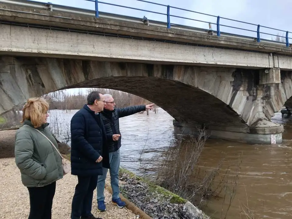 El subdelegado observa el caudal del r&iacute;o &Oacute;rbigo