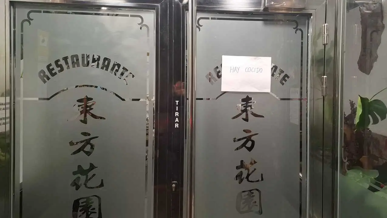 Restaurante asi&aacute;tico con el cartel de "Hay Cocido"