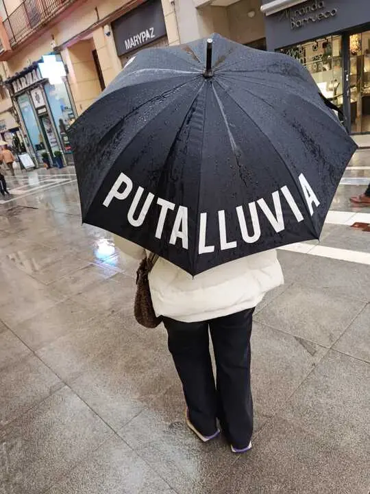 Una mujer en la calle Santa Clara con su particular paraguas