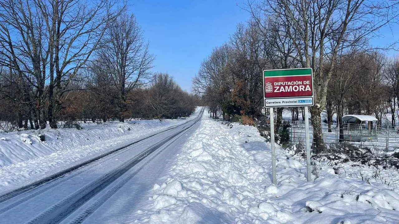 carretera con nieve en la provincia de Zamora (1)