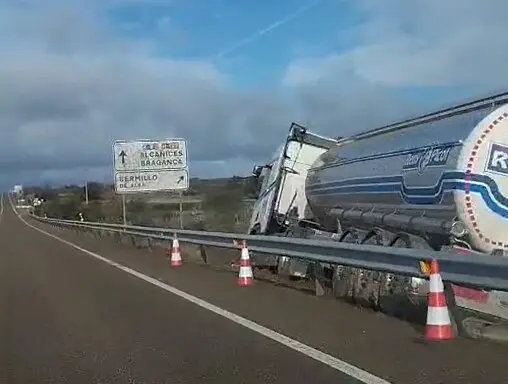 Cami&oacute;n volcado en la N-122 a la altura de Bermillo de Alba