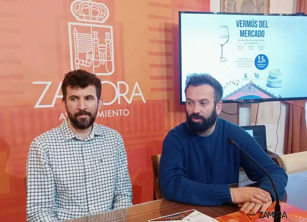 David Gago, concejal de Promoci&oacute;n Econ&oacute;mica, y &Oacute;scar Coscar&oacute;n, presidente de la Asociaci&oacute;n Santa Merienda.