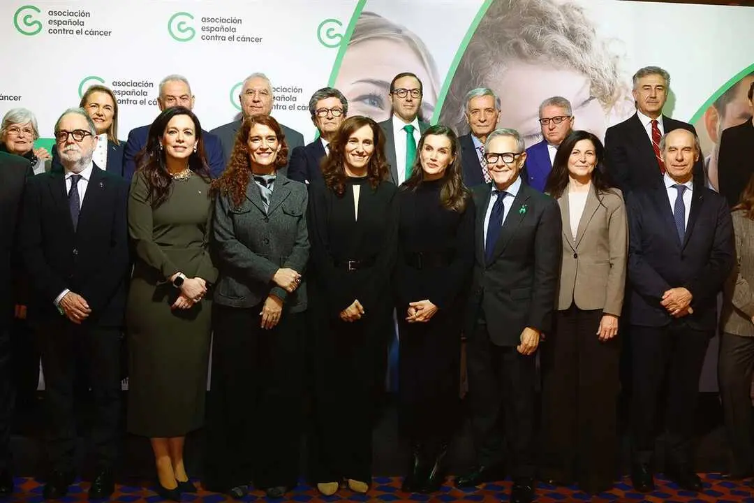 La ministra de Sanidad, M&oacute;nica Garc&iacute;a, y Su Majestad la Reina, en el acto organizado por la Asociaci&oacute;n Espa&ntilde;ola contra el C&aacute;ncer