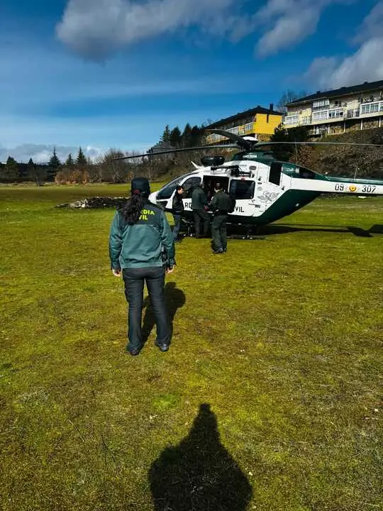 Helic&oacute;ptero de la Guardia Civil en Barjacoba
