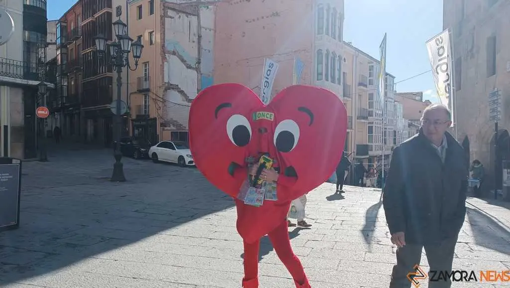 vendedor de la ONCE vestido de San Valentin