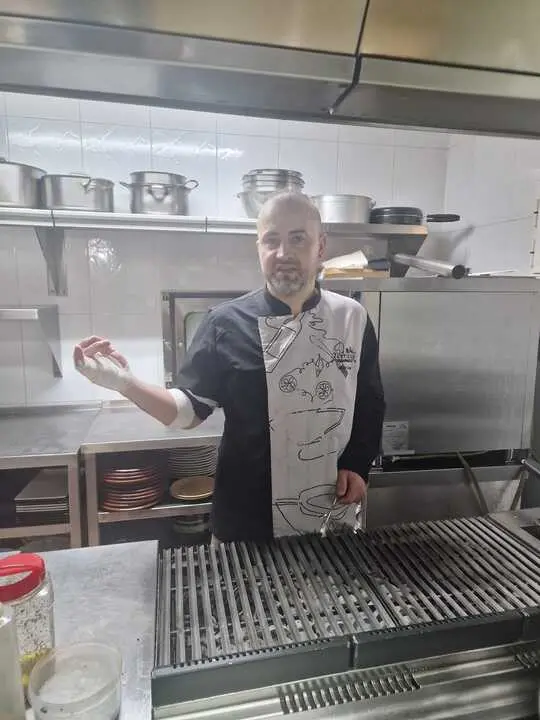 &Oacute;scar Coca muestra la mano vendada tras caerse durante el corte de luz