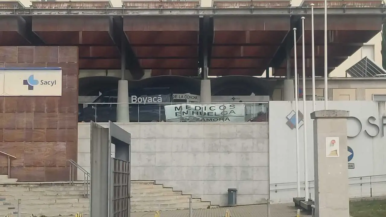 Pancarta que anuncia la huelga de m&eacute;dicos en el Complejo Asistencial de Zamora