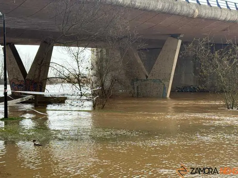 el r&iacute;o Duero a su paso por Zamora en un d&iacute;a nublado 
