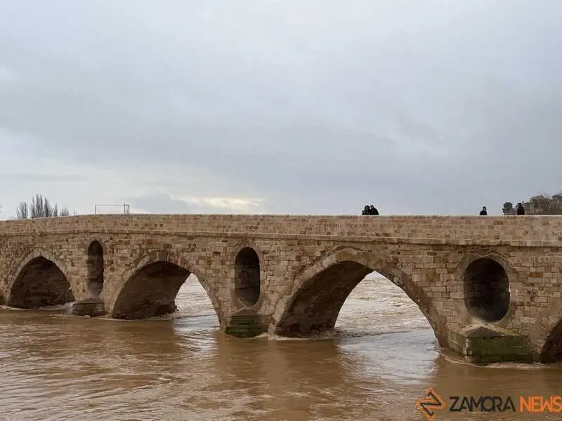 el r&iacute;o Duero a su paso por Zamora en un d&iacute;a nublado _14