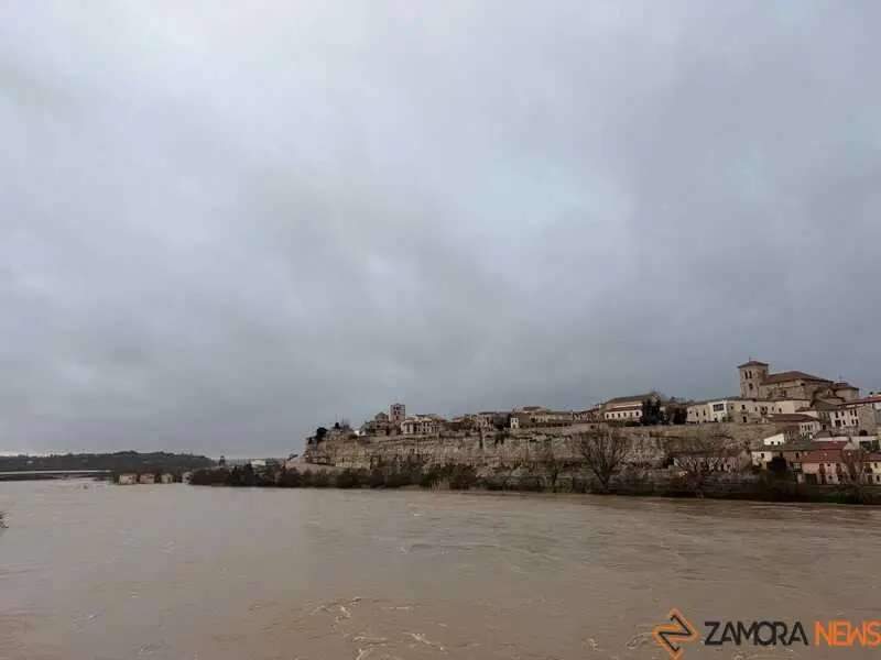 el r&iacute;o Duero a su paso por Zamora en un d&iacute;a nublado _17