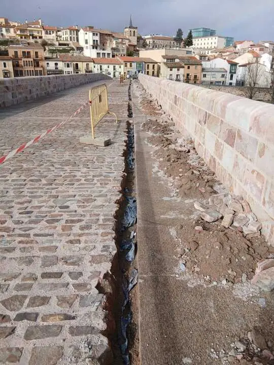 Obras en el Puente de Piedra