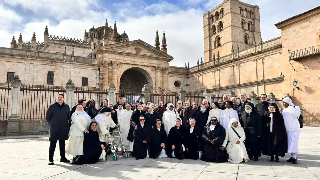Visita del cardenal  &Aacute;ngel Fern&aacute;ndez Art&iacute;me