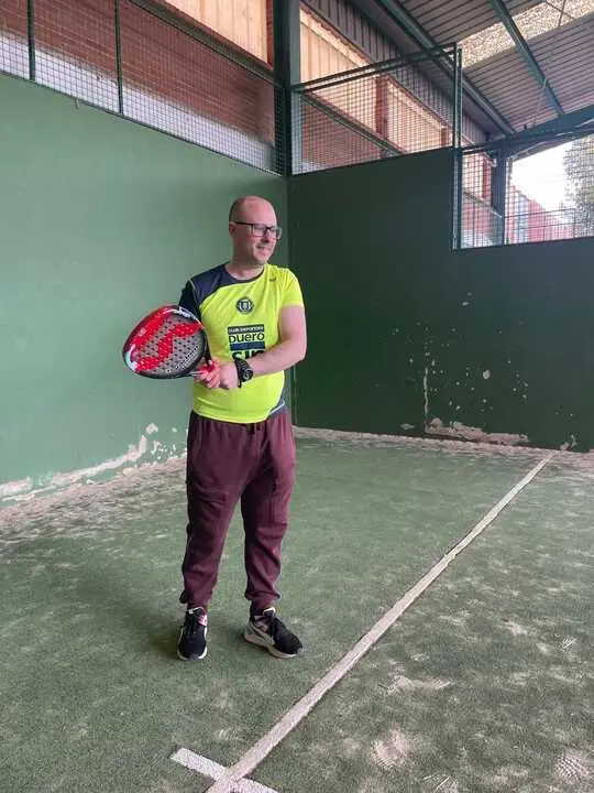 Javier con su paleta de p&aacute;del