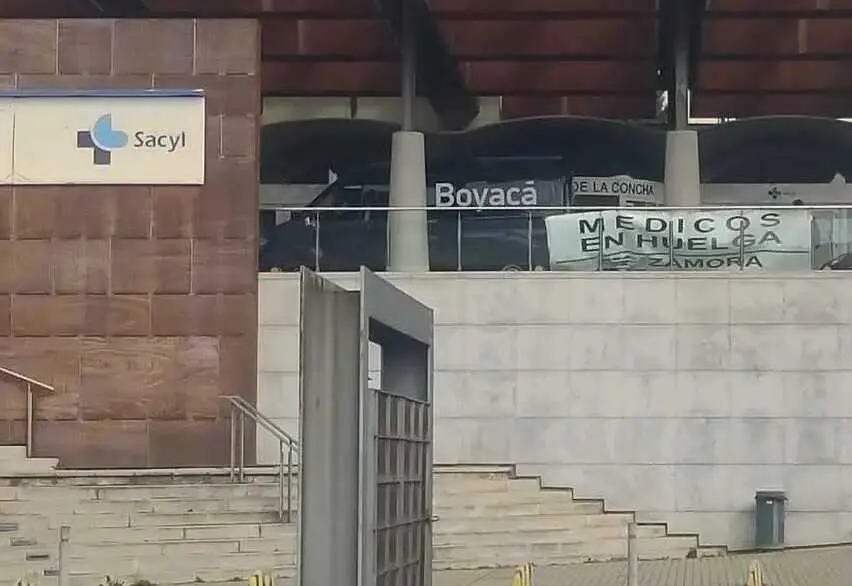 Pancarta m&eacute;dicos en huelga