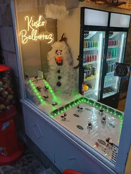 Escaparate del kiosko adornado