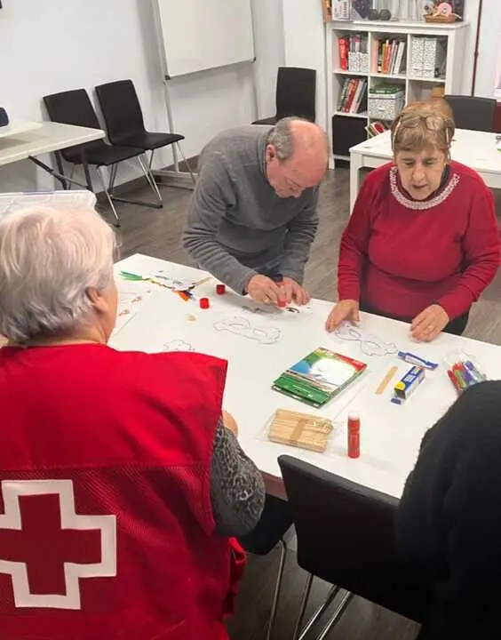 Cruz Roja Zamora talleres m&aacute;s caras de carnaval personas mayores