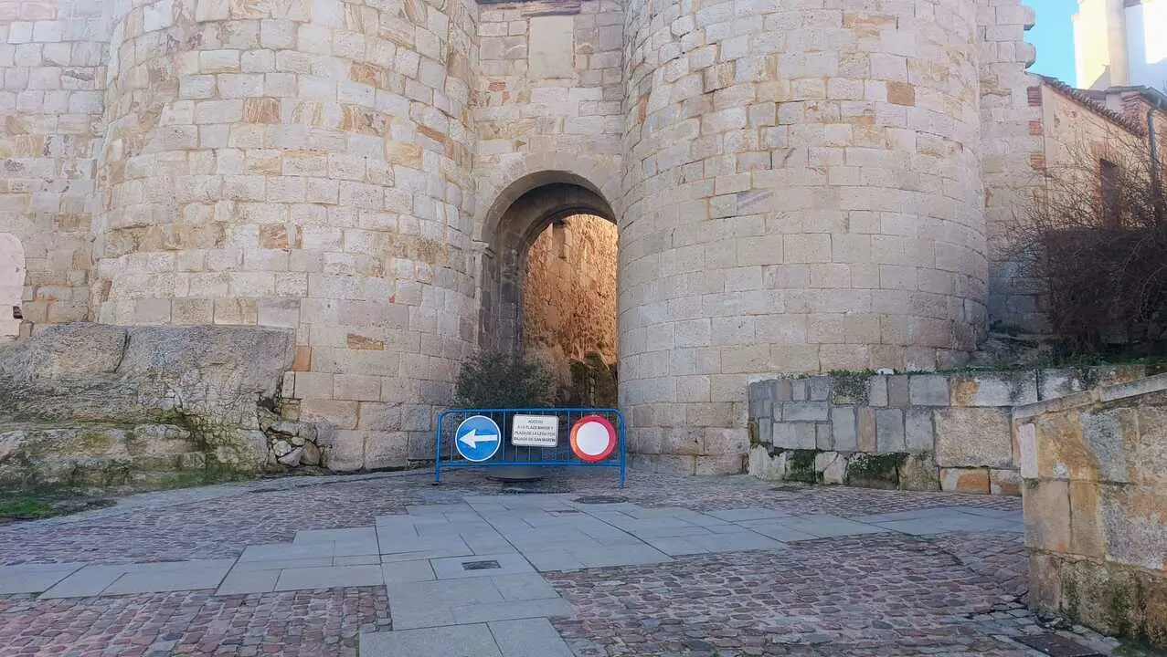 Arco de Do&ntilde;a Urraca cortado al tr&aacute;fico