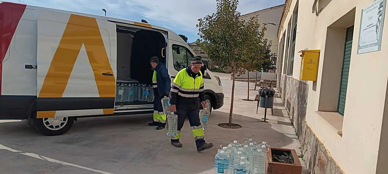 Reparto de agua embotellada en San Pedro de la Nave