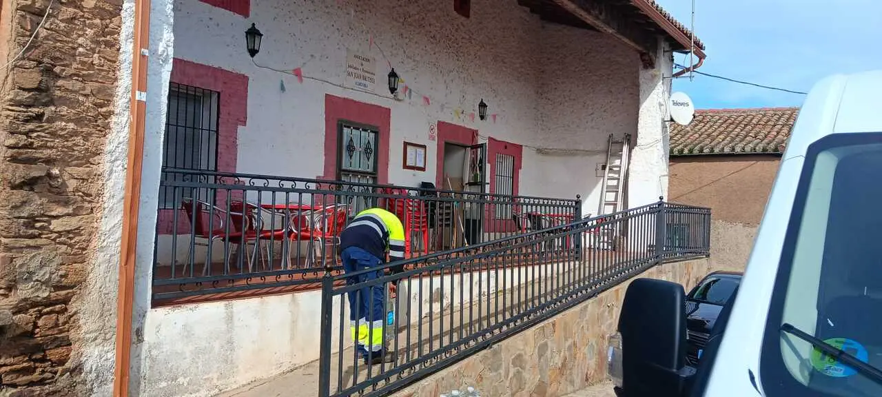 Reparto de agua embotellada en un pueblo de Zamora. Imagen de archivo