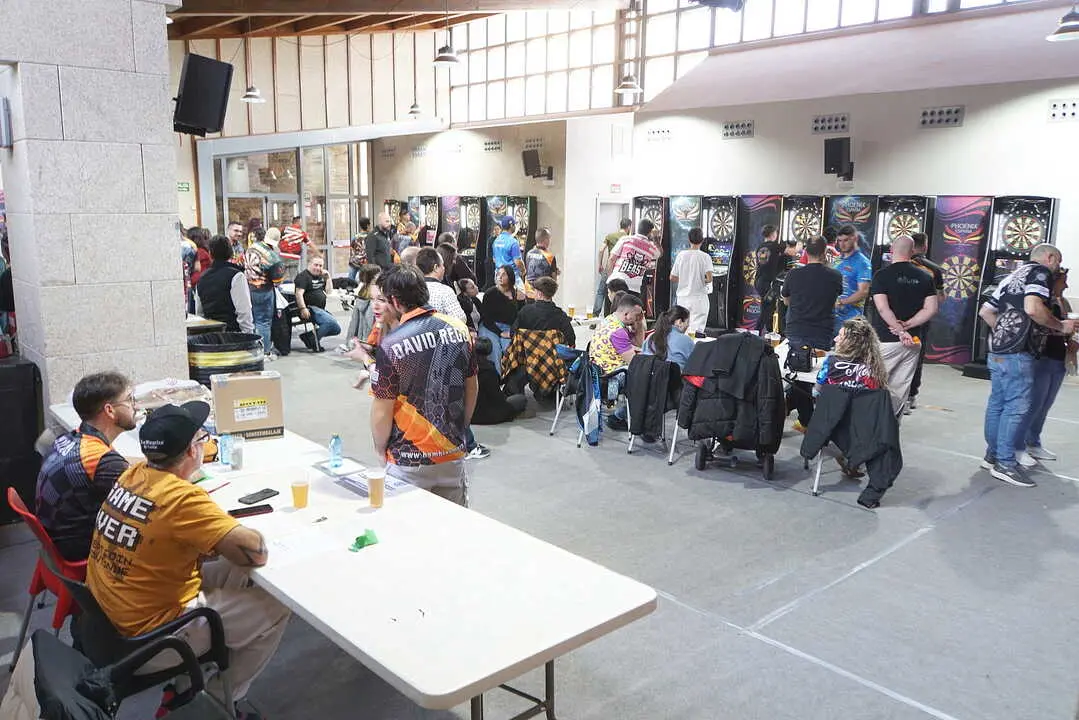 torneo de dardos en Alca&ntilde;ices 