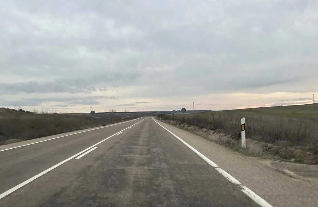 CL-612 entre Zamora y Villalpando, con el asfalto visiblemente deteriorado (2).