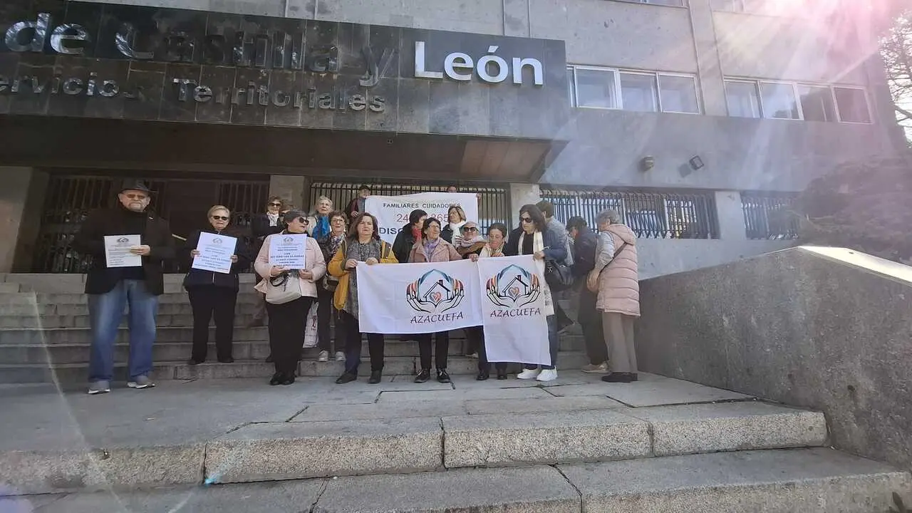 Integrantes de la Asociaci&oacute;n frente a la Delegaci&oacute;n Territorial de la Junta