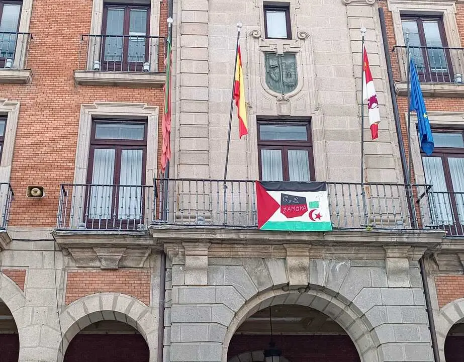Bandera saharaui en el exterior del Ayuntamiento de Zamora