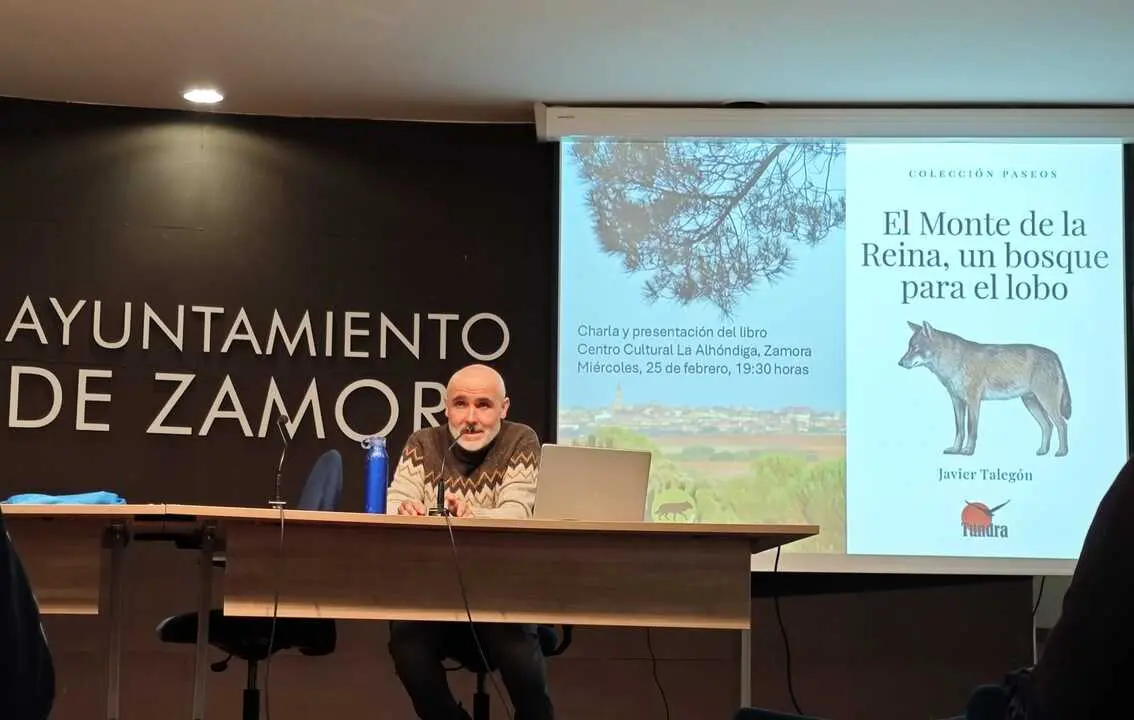 Javier Taleg&oacute;n durante la presentaci&oacute;n de su libro en la Alh&oacute;ndiga