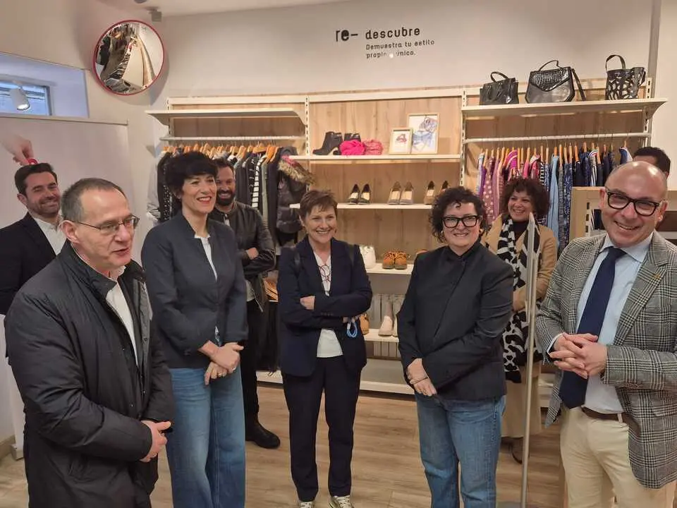 Visita de Elma Saiz a la tienda de Moda re- de C&aacute;ritas Diocesana de Zamora