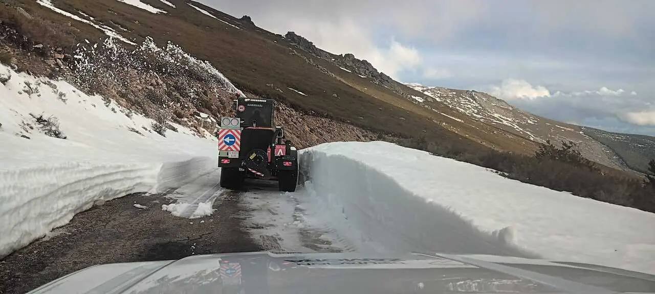 M&aacute;quina retira la nieve de la v&iacute;a