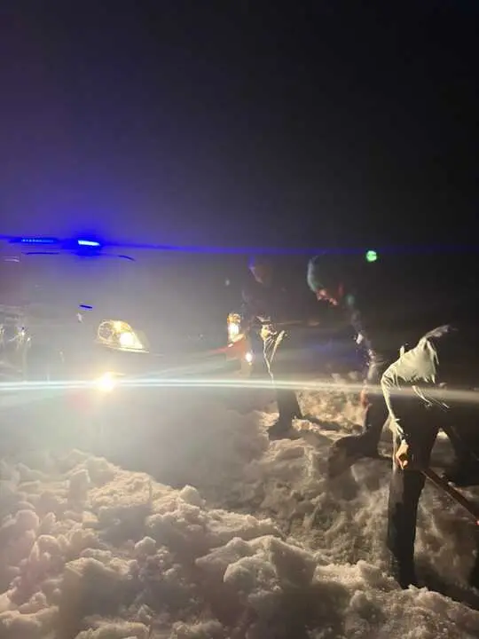 Dos j&oacute;venes rescatados en la nieve
