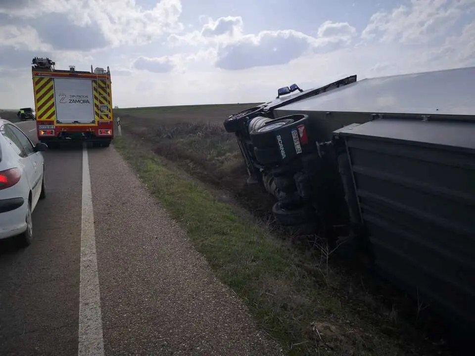 Vuelca un cami&oacute;n frigor&iacute;fico . imagen de archivo