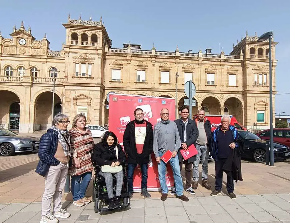 Acto electoral de IU frente a la estaci&oacute;n de tren de Zamora con la presencia del diputado nacional F&eacute;lix Alonso