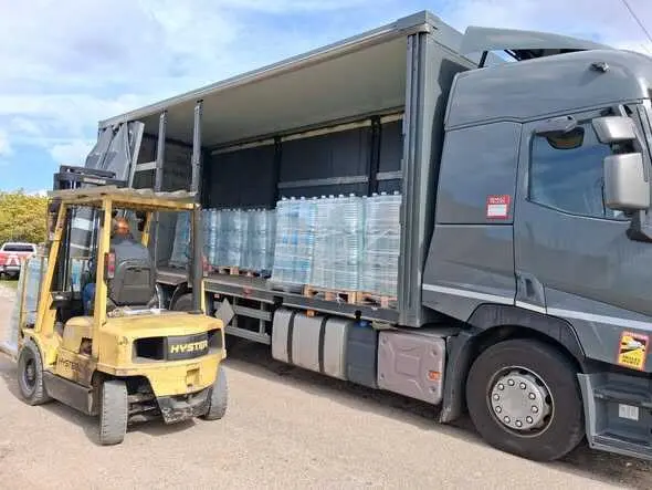 Cami&oacute;n con agua embotellada en Fermoselle