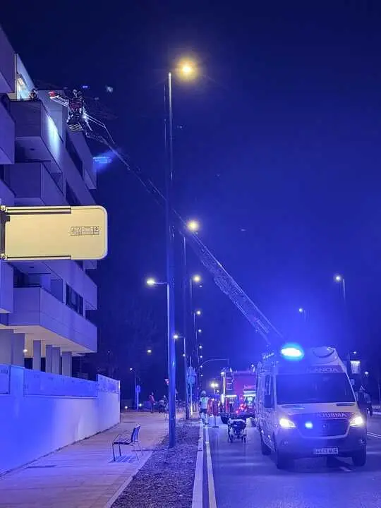 bomberos socorren un hombre por la ventana