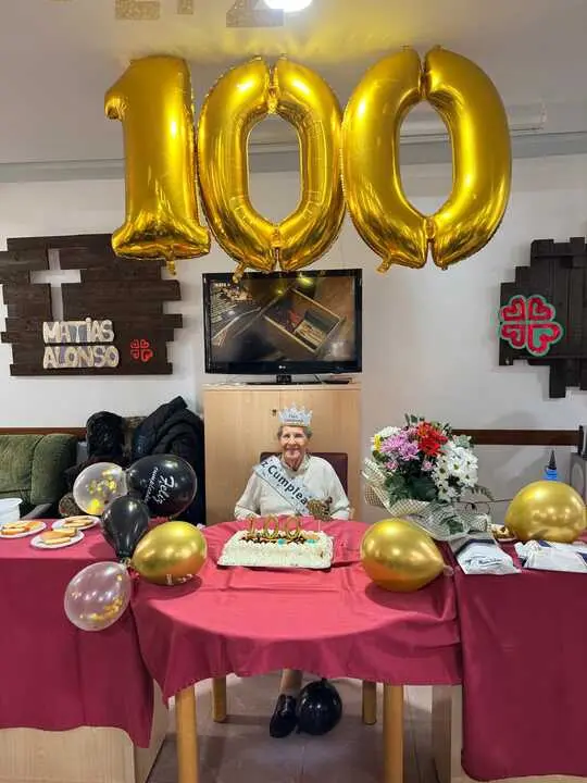 Andrea Carro posa en la residencia con su corona y sus 100 a&ntilde;os