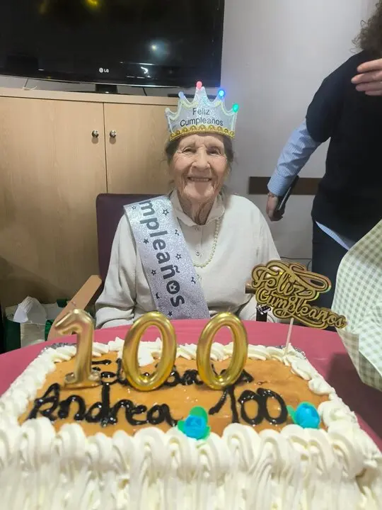 Andrea con la tarta de los 100 a&ntilde;os