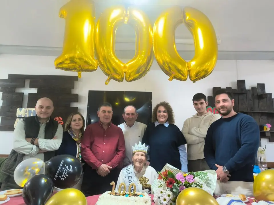 La familia arropa a Andrea en su centenario