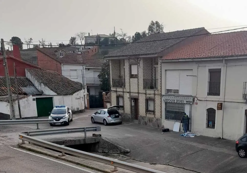 Guardia Civil en el estanco de Granja de Moreruela