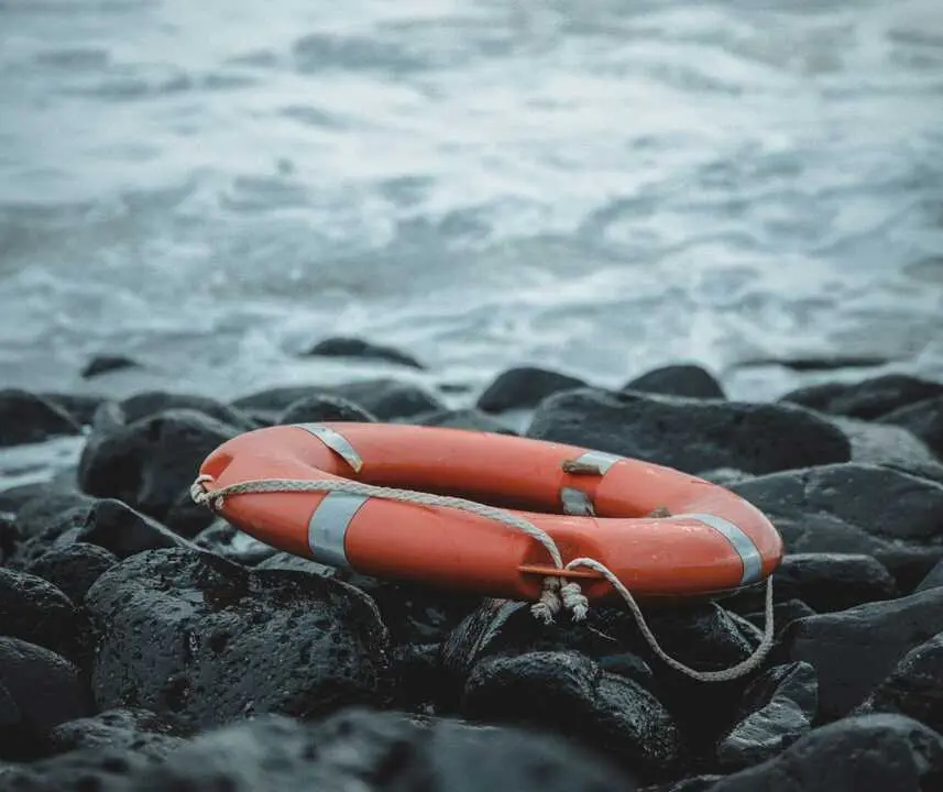 Una salvavidas en el mar. Foto