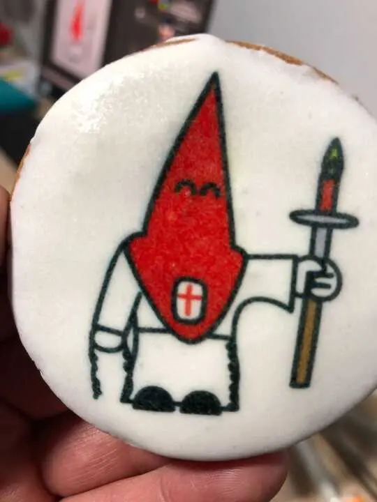 Zalleta adornada con dibujo de un cofrade