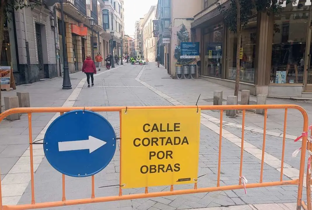 Parte de la calle San Torcuato cortada por obras