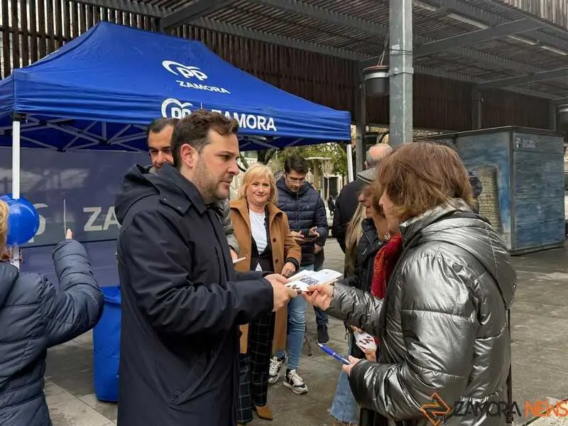 Letcia Garc&iacute;a y V&iacute;ctor L&oacute;pez Campa&ntilde;a electoral 15M