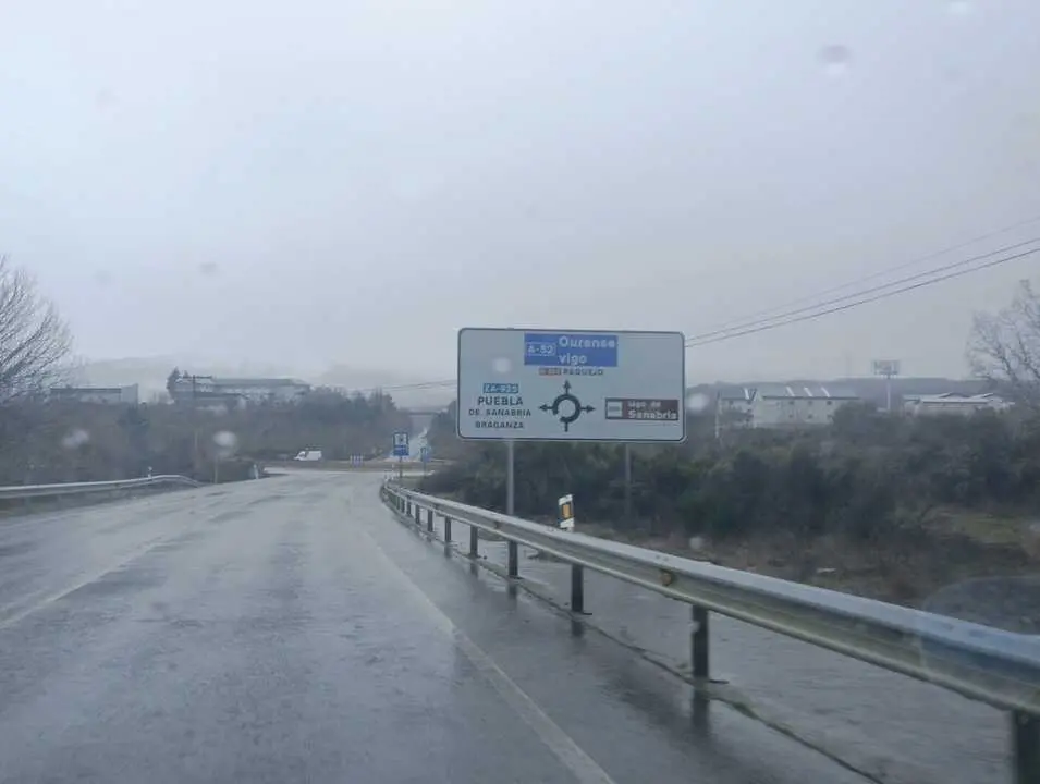 Lluvia en la carretera de Puebla de Sanabria, Imagen de archivo