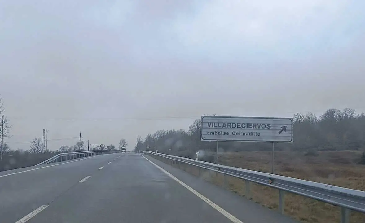 Villardeciervos-Cartel embalse de Cernadilla