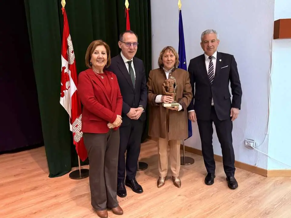 El delegado y subdelegado del Gobierno posan con las premiadas