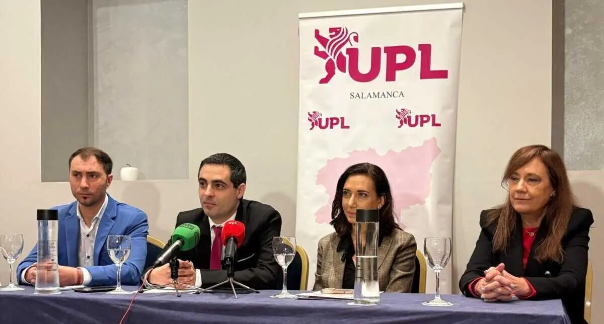 El cabeza de lista de UPL por Salamanca, Carlos Javier Salgado, acompa&ntilde;ado de otros miembros de UPL en la presentaci&oacute;n de la candidatura hace unos d&iacute;as.