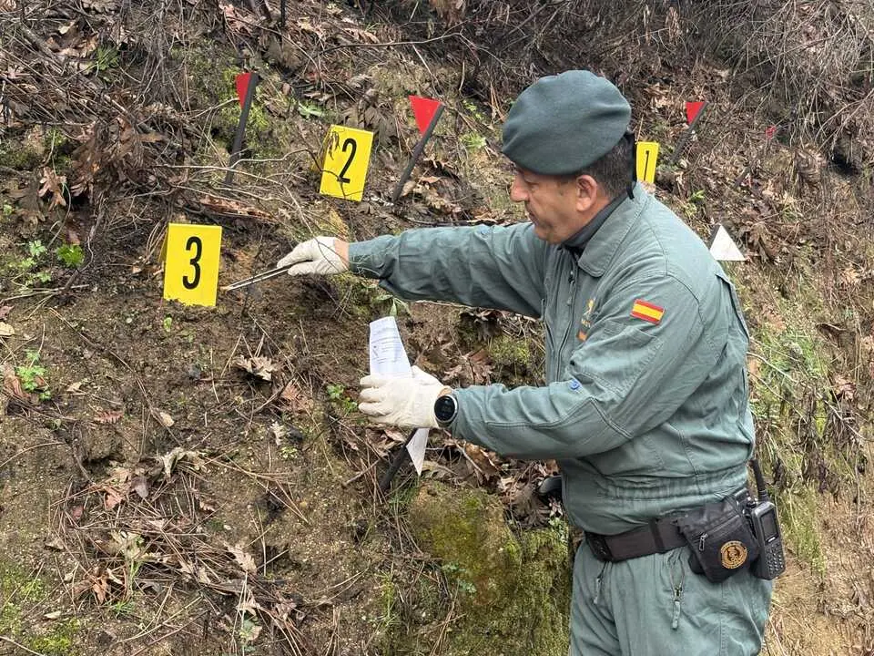 Guardia Civil tomando muestras