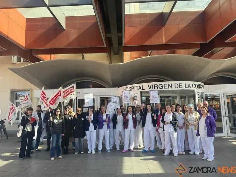protesta personal santiario en el Hospital Virgen de la Concha 